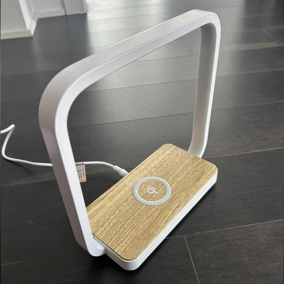 iPhone Charger ans LED Night Light - Picture 2 of 3